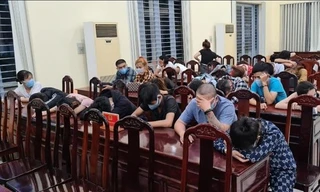 Hàng chục đối tượng bị phát hiện và đưa về trụ sở kiểm tra chất ma tuý. Ảnh: CTV