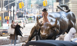 Showbiz 28/3: Cô gái khỏa thân chụp ảnh giữa phố, bất chấp lệnh cấm ra đường vì dịch