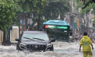 Hà Nội ngập nước tứ bề sau cơn mưa trắng trời