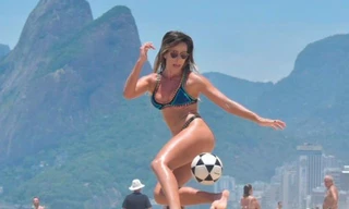 Showbiz 5/8: Clip hot girl nóng bỏng tâng bóng điêu luyện như Ronaldo 