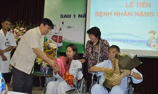 Cảm động lễ tiễn hai bệnh nhân “từ cõi chết trở về”