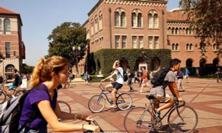 Vụ bê bối chạy trường triệu USD rúng động nước Mỹ: Sinh viên khởi kiện