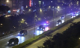 Biệt đội xe hộ tống Tổng thống Mỹ từ sân bay Nội Bài về khách sạn