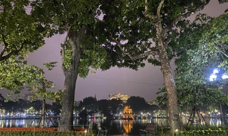 Hà Nội mưa ngập phố, hồ Gươm vắng hoe trước giao thừa