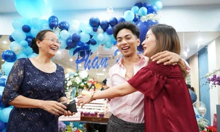 Khánh Thi nén đau sau sinh mổ để tổ chức sinh nhật cho Phan Hiển