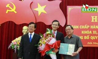 Đồng chí Hà Ban, Phó Trưởng Ban Tổ chức Trung ương và đồng chí Lê Diễn Bí thư Tỉnh ủy Đắk Nông trao quyết định và chúc mừng đồng chí Cao Huy nhận nhiệm vụ mới. 