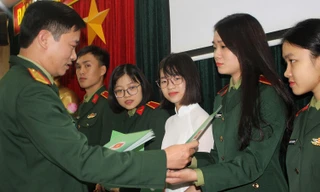 Trung tá Nguyễn Đức Cương trao quà cho các đại biểu đại diện cho tuổi trẻ toàn quân về dự đại hội (Ảnh: Lộc Liên).