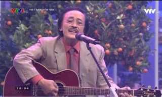 VIDEO: Nghệ sĩ Giang Còi đàn hát 'Mùa xuân đầu tiên' gây 'sốt'