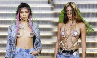 Con gái 'nữ hoàng nhạc Pop' Madonna ngực trần trên sàn diễn