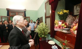 Tổng Bí thư, Chủ tịch nước Nguyễn Phú Trọng kính cẩn dâng hương, tưởng nhớ và tri ân công lao to lớn của Chủ tịch Hồ Chí Minh. (Ảnh: Lâm Khánh/TTXVN) 