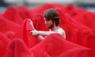  Được biết dự án có gần 1.000 người tham gia, chia làm hai ngày, trước đó, hôm 8/7, Spencer tổ chức buổi chụp hình ở địa điểm khác với sự góp mặt của hơn 500 người.