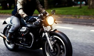 Việc bật đèn xe máy vào ban ngày được cho là sẽ giúp người lái ô tô nhận biết (ảnh: Dân Việt) 