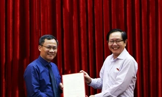 Bộ trưởng Lê Vĩnh Tân trao quyết định cho đồng chí Hoàng Quốc Long. 