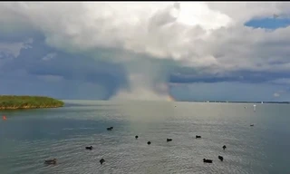 Xuất hiện bom mưa hiếm thấy trên thế giới