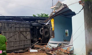 Xe khách tông sập nhà dân, 38 người bị thương