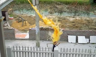 Phẫn nộ với việc đổ hàng trăm quả trứng lên đầu người qua đường của các youtuber