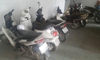 Gần chục xe máy bị kẻ xấu rạch nát yên tại chung cư ở Hà Nội