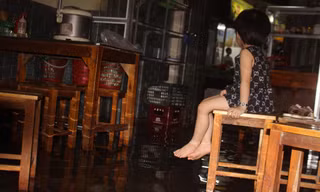 Nhà dân Hà Nội mênh mông nước vì mưa lớn vào đêm muộn ngày Vu lan 
