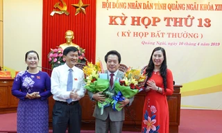 Chủ tịch UBND tỉnh Trần Ngọc Căng và Chủ tịch HĐND tỉnh Bùi Thị Quỳnh Vân, Phó Chủ tịch HĐND tỉnh Đinh Thị Hồng Minh chúc mừng tân Phó Chủ tịch UBND tỉnh Quảng Ngãi Võ Phiên 