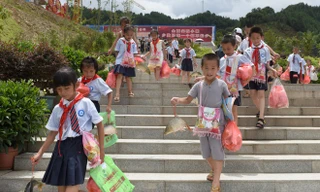 Học sinh nhận thưởng cá chép, giáo viên được tặng chân giò