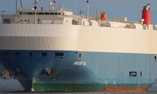 Tàu Sincerity Ace chở theo hàng nghìn chiếc xe Nissan trước khi gặp nạn trên Thái Bình Dương. Ảnh: Carscoops. 