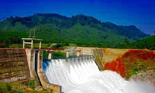 Dùng thuyền hơi chinh phục cổng xả thủy điện, một người chết