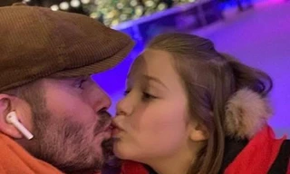 Showbiz 28/11: David Beckham gây tranh cãi vì nụ hôn với con gái