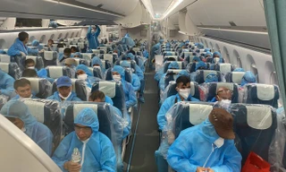 Cận cảnh việc khử trùng hành khách trên chuyến bay đặc biệt về từ Guinea Xích đạo