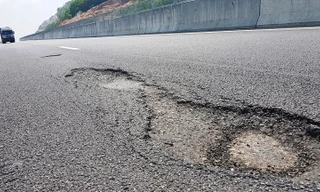 Mục kích sửa chữa cao tốc 34.000 tỷ bằng phương pháp thủ công