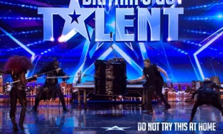 Showbiz 31/7: Đứng tim với màn ảo thuật gắn mác không nên thử tại nhà