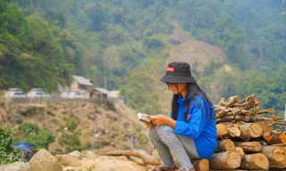 Hành trình Từ Trái Tim: Nữ sinh người Dao tìm đến sách để dẫn lối thoát nghèo