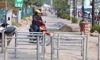 Hà Nội lập rào chắn ngăn dòng người đi xe máy lên vỉa hè
