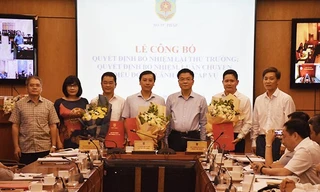 Bộ trưởng Bộ Tư pháp trao quyết định và chúc mừng các cán bộ được điều động, bổ nhiệm.