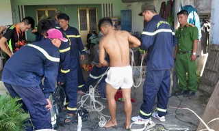 Lực lượng cứu hộ khẩn trương đưa hai nạn nhân tử vong từ giếng lên 