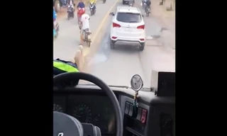 Phạt tiền, tước bằng lái tài xế cản đầu xe cứu hỏa