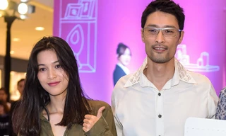 Mới đây, Johnny Trí Nguyễn bất ngờ xuất hiện trong một buổi ra mắt phim sau một thời gian khá dài "ở ẩn". Đi cùng anh là bạn gái Nhung Kate. 