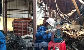 Nhìn gần công tác chuẩn bị tẩy độc ở nhà máy Rạng Đông 