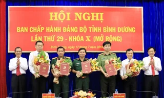 Lãnh đạo Tỉnh ủy Bình Dương trao quyết định và chúc mừng các đồng chí được chỉ định tham gia Ban Thường vụ, Ban Chấp hành Tỉnh ủy Bình Dương nhiệm kỳ 2015 - 2020. 