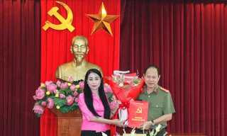 Bí thư Tỉnh ủy Vĩnh Phúc Hoàng Thúy Lan trao quyết định và chúc mừng Đại tá Đinh Ngọc Khoa. 