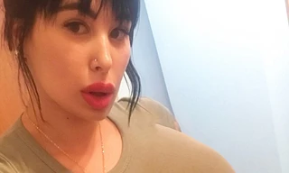 Showbiz 2/8: Sốc với lý do cô gái dao kéo để có vòng ngực hơn 1m