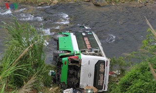 Hiện trường vụ xe khách lao xuống vực ở đèo Lò Xo, 3 người chết