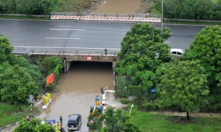 Mưa ngập, nhiều hầm cầu chui dân sinh trên đại lộ Thăng Long tê liệt