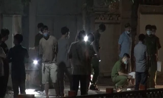 Khám nghiệm hiện trường nơi phát hiện thi thể nạn nhân 