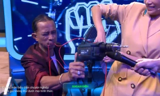 Suýt chết vì nâng người nặng 81kg bằng yết hầu, “dị nhân” ôm vợ khóc nức nở 