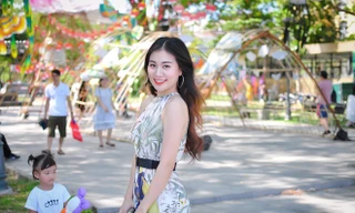 Nữ giám thị duyên dáng gây chú ý tại điểm thi ở Nghệ An