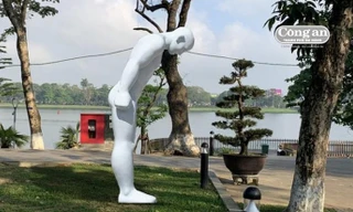 Tranh luận việc đặt địa điểm tượng 'Người đàn ông cúi chào' ở Huế