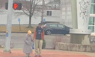 Chàng trai 15 tuổi bất ngờ nổi tiếng khi giúp cụ bà bị mù qua đường