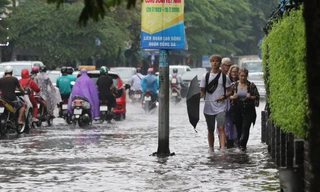 Hà Nội mưa sầm sập, cảnh báo những điểm đen ngập úng