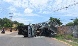 Xe chở gas và xe chở gỗ tông nhau ngay khúc cua đổ dốc Hòn Rơm, sáng 4/7. Ảnh: Đức Huynh. 