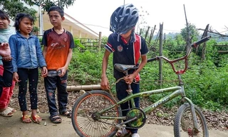 'Cậu bé Sơn La' Vì Quyết Chiến bên chiếc xe đạp không phanh của mình (Ảnh: CTV Định Nguyễn) 